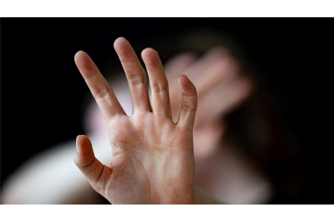 Deutlicher Anstieg bei Straftaten gegen Frauen Gewalt gegen Frauen sei ein zunehmendes gesellschaftliches Problem, sagt Michael Kretschmer vom Bundeskriminalamt. (Symbolbild)