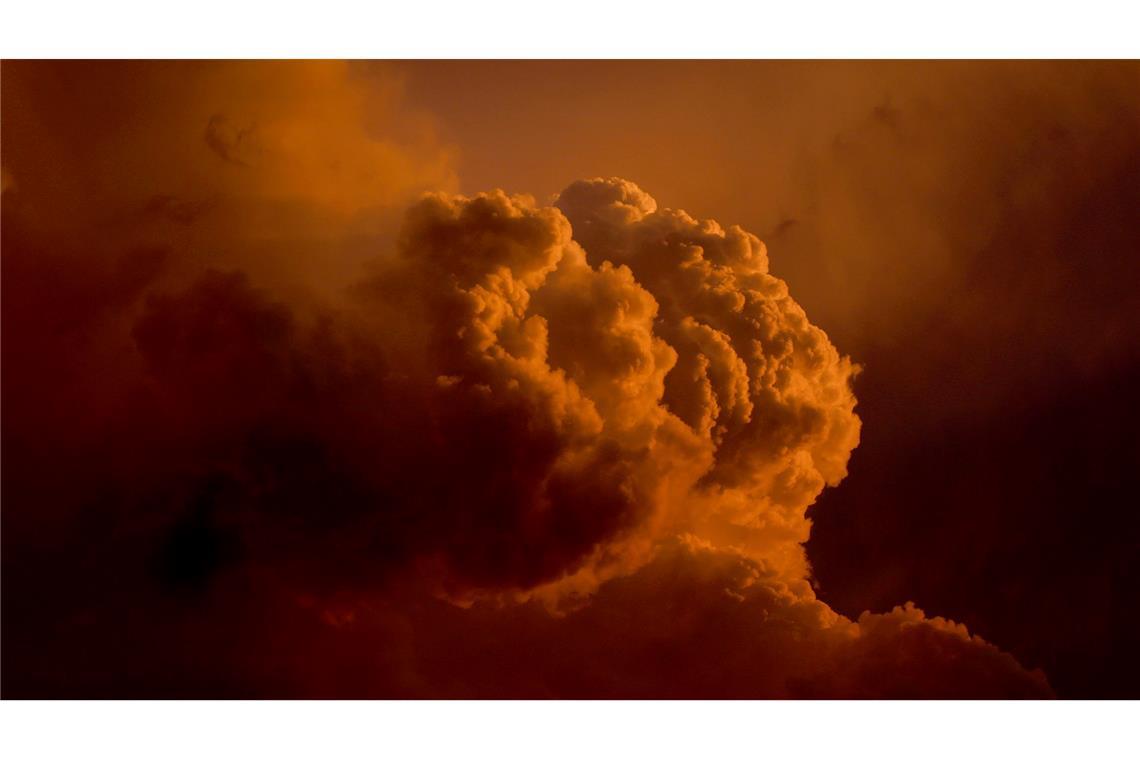Gewitterwolken türmen sich über Kaufbeuren im Licht der Abendsonne.