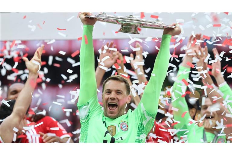 Gewohntes Bild: Manuel Neuer reckt die Meisterschale nach oben.