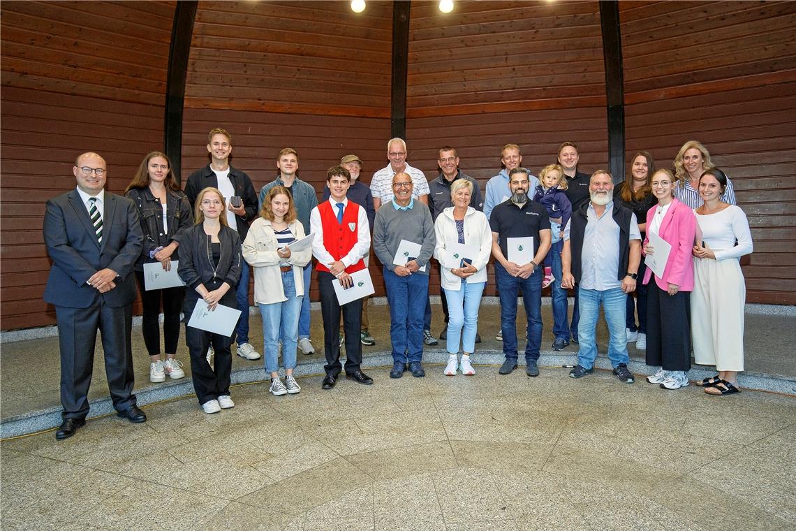 Leistungsstark bei Wettkampf und Sozialem Gewürdigt hat die Stadt Murrhardterinnen und Murrhardter, die sich im Sport sowie im kulturellen Bereich engagiert haben – hier mit Bürgermeister Armin Mößner (links). Fotos: Jörg Fiedler