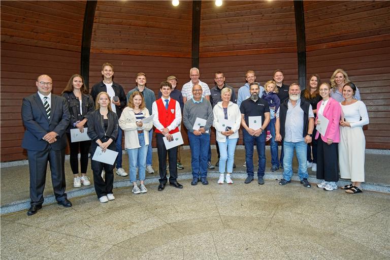 Gewürdigt hat die Stadt Murrhardterinnen und Murrhardter, die sich im Sport sowie im kulturellen Bereich engagiert haben – hier mit Bürgermeister Armin Mößner (links). Fotos: Jörg Fiedler