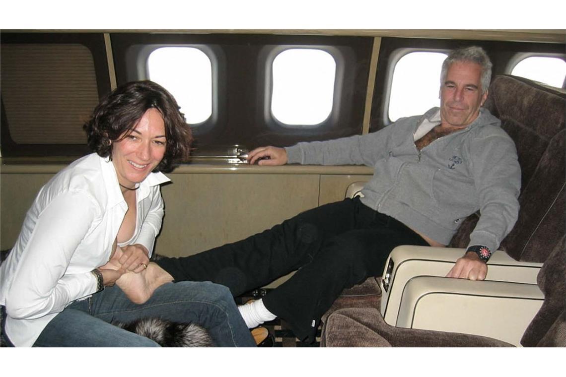 Ghislaine Maxwell (li.) and  Jeffrey Epstein unterwegs in einem Privatflugzeug (undatierte Aufnahme)
