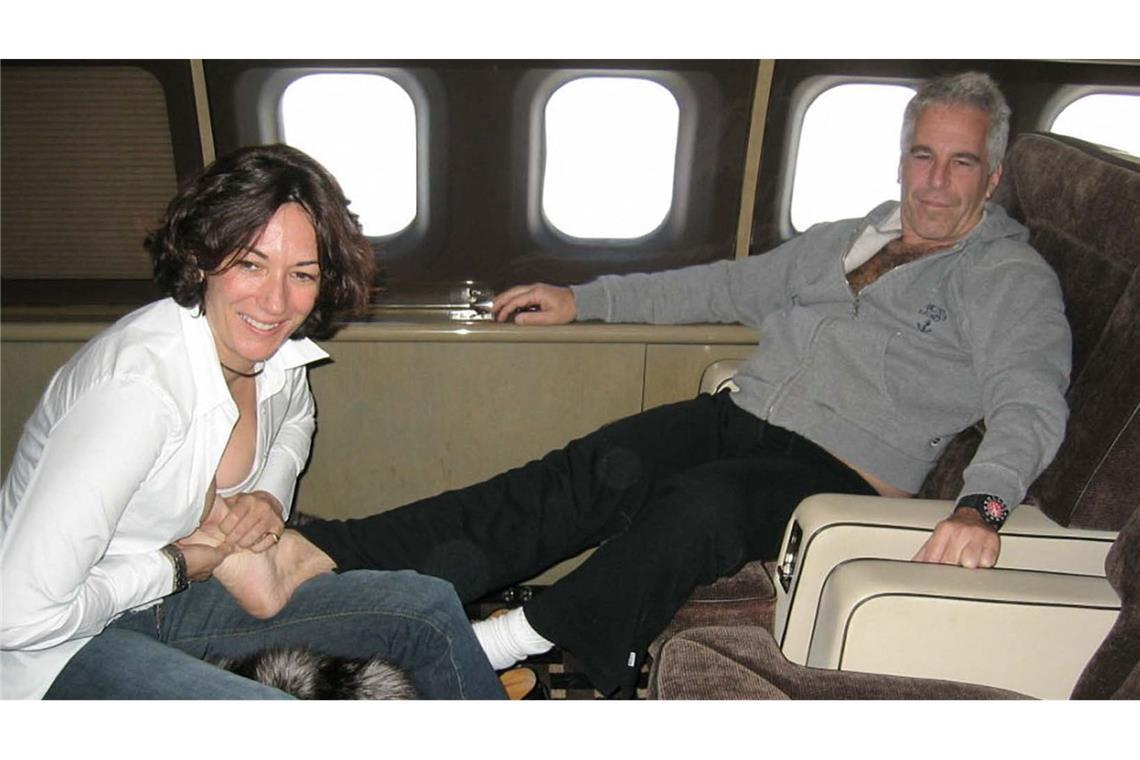 Richter lehnt Veröffentlichung von Akten im Maxwell-Prozess ab Ghislaine Maxwell und Jeffrey Epstein auf einem undatierten Beweisfoto aus dem Prozess im Jahr 2021.