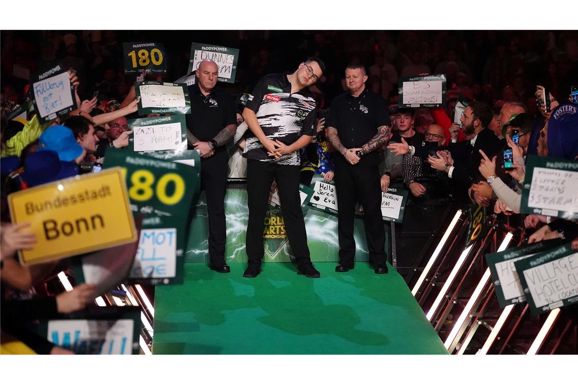 Gian van Veen fordert Luke Littler im Finale der Darts-WM.