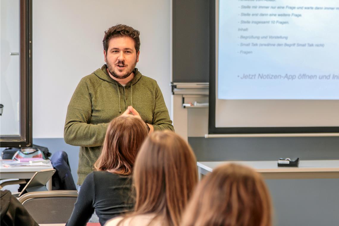 Gianluca Canella, der das BBO am Gymnasium betreut, erklärt, wie das Chatbot-Bewerbungstraining abläuft.