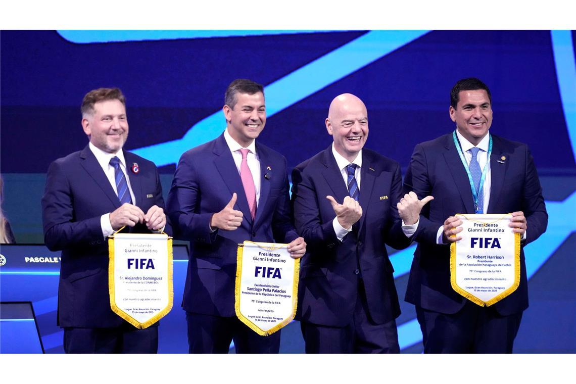 XXL-WM mit 64 Teams? Südamerika erhöht den Druck Gianni Infantino (2. von rechts) mit den Verbandsbossen der WM-Gastgeber Südamerikas
