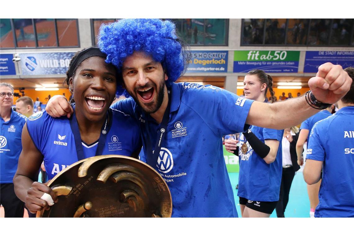 „Krystal Rivers ist eine Inspiration“ Giannis Athanasopoulos, Ex-Trainer von Allianz MTV Stuttgart: „Krystal Rivers ist großartig. Sie ist eine Kämpferin auf dem Platz, aber vor allem eine große Kämpferin im Leben. Sie sollte für alle Menschen ein Vorbild sein – weil sie zeigt, dass man trotz aller Schwierigkeiten niemals aufgeben darf.“