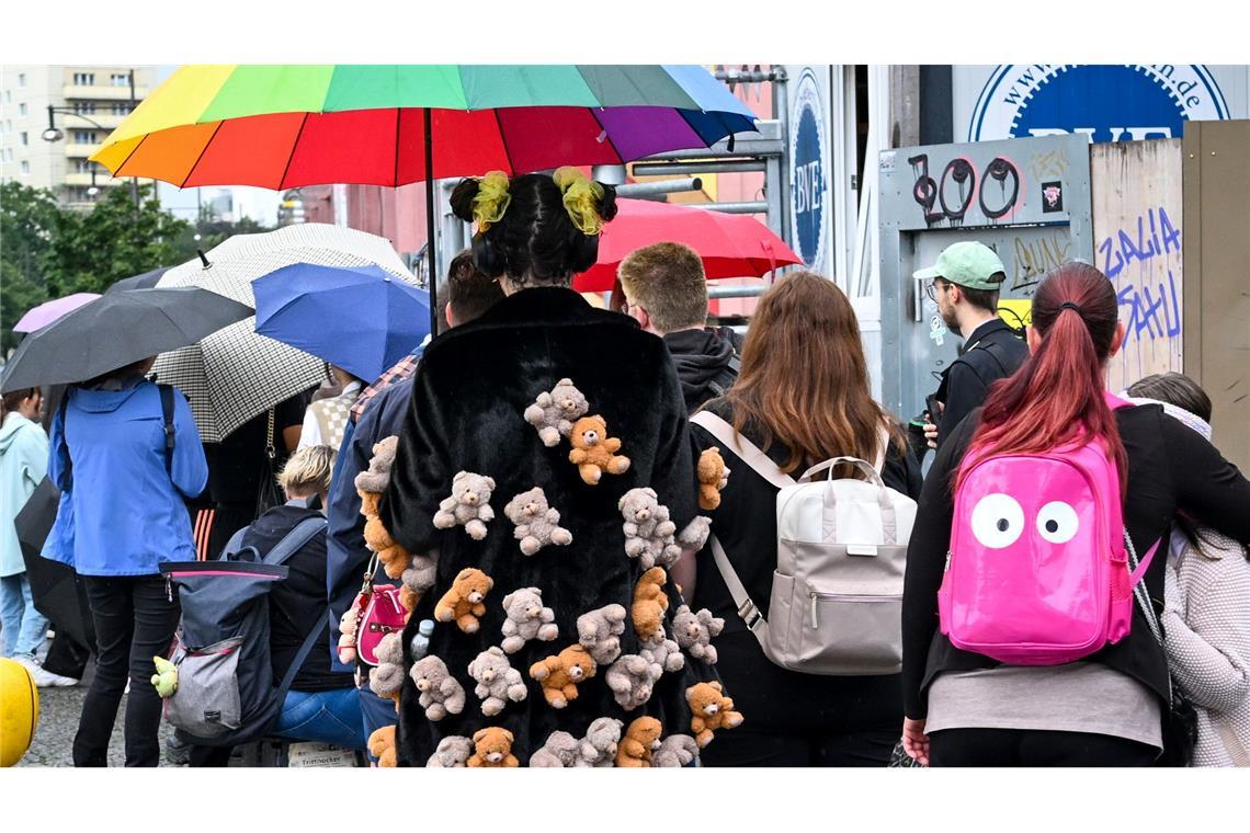 Gib mir Plüsch! Labubu-Fans warten in Berlin auf die Eröffnung des ersten Labubu-Stores in Deutschland. Um die Plüschtier-Figuren aus China gibt es einen weltweiten Hype.