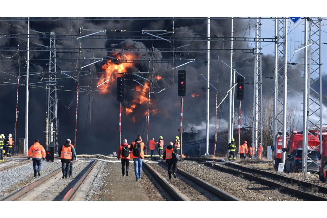 Bilder des Tages Giftiger Rauch: In Tschechien ist ein Güterzug mit giftigem und krebserregendem Benzol entgleist. Viele Kesselwagen mit der Substanz gerieten in Brand.