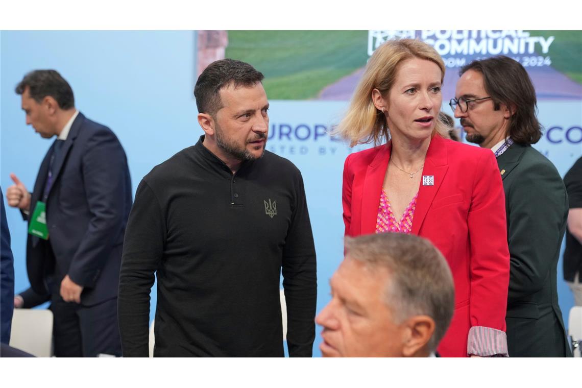 Wer in der EU bald für Aufmerksamkeit sorgen könnte Gilt im Umgang mit Russland als Hardlinerin: Kaja Kallas, hier mit dem ukrainischen Präsidenten Wolodymyr Selenskyj. (Archivbild)