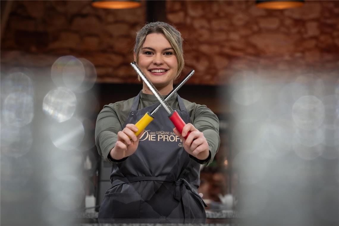 Gina (26), aus Heidelberg, vermittelt als Kursleiterin ihr Fachwissen rund um Schokoladenschaustücke und Zuckerartistik an angehende Meister.
