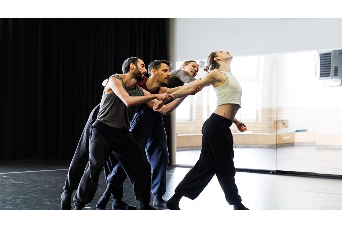 Starchoreograf Benjamin Millepied setzt auf Überraschung Giovanni Visone, Luca Pannacci, Izabela Szylinska und Bruna Andrade im Studio bei Proben mit Benjamin Millepied