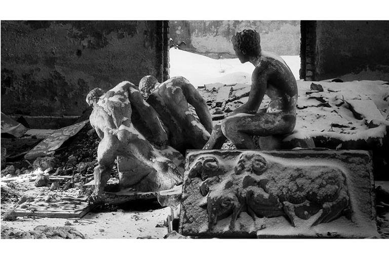 Gipsabgüsse in der zerstörten Akademie München, Winter 1945/46