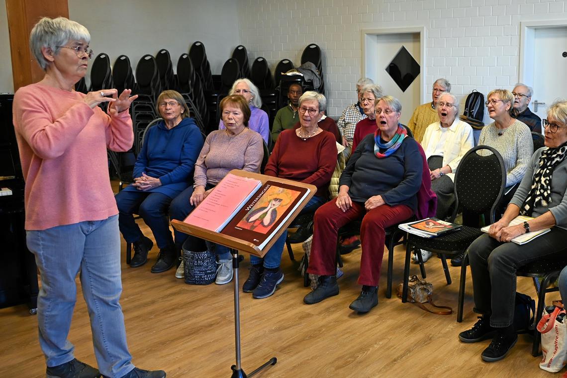 Gisela Jakubek (links) leitet seit zehn Jahren den Seniorenchor der Musikschule. Die Sängerinnen und Sänger schätzen die gute Atmosphäre und die Gemeinschaft. Foto: Elisabeth Klaper