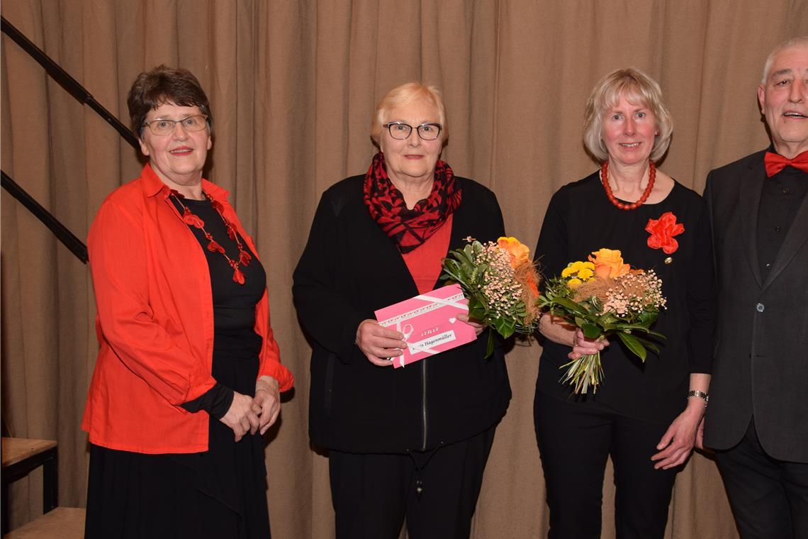 Dauerbrenner und zündende Pointen bei der Jahresfeier des Gesangvereins Westermurr Gisela Wurst (links) überreicht Geschenke an Doris Hagenmüller (Zweite von links) und Heiderose Krauß. Sie werden von Mario Brenner (rechts) für ihre jahrzehntelange Mitgliedschaft im Verein geehrt.
