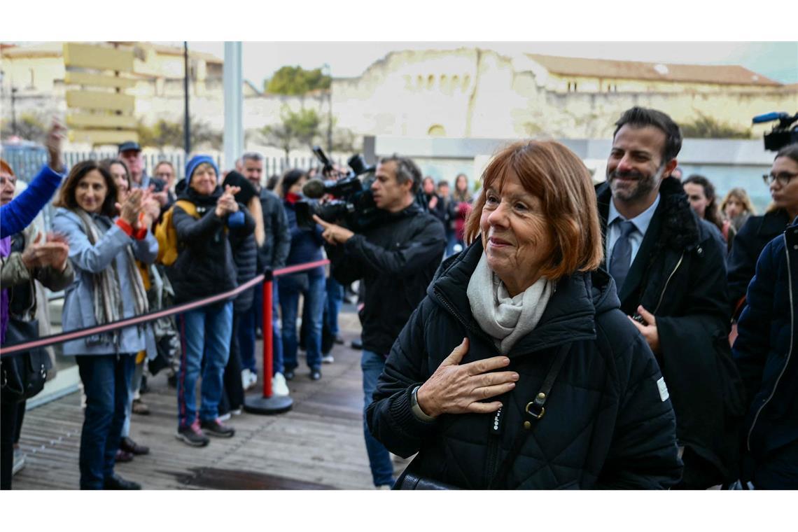 "Schmerzhafter Weg": Missbrauchsprozess in Avignon zu Ende Gisèle Pelicot erhielt an den Verhandlungstagen viel Unterstützung durch Sympathisantinnen. (Archivbild)