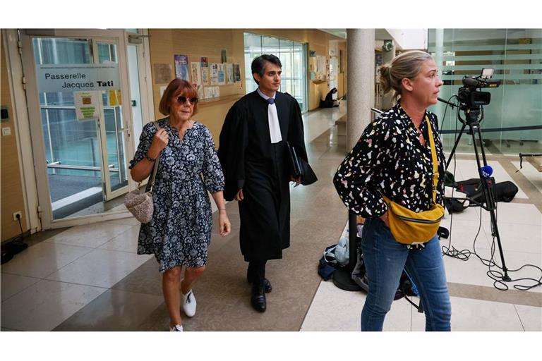 Giséle Pelicot (links) und ihre Tochter Caroline Darian verlassen im November 2024 das Gericht in Avignon; die beiden Frauen saßen getrennt im Saal, ohne sich zu begrüßen.