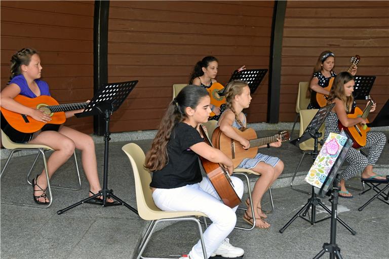 Gitarre ist bei Jugendlichen zurzeit offensichtlich sehr beliebt. In der Musikschule werden 150 Schüler unterrichtet. Drei Ensembles gaben Kostproben beim Konzert. Foto. E. Klaper