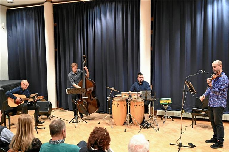 Gitarrist Andrey Lebedev, Kontrabassist Steffen Hollenweger, Juan Mauricio Bahamon Jaramillo an den Percussions und Michael Speth an der Violine (von links) bezaubern das Publikum mit raffinierten Kompositionen. Foto: Elisabeth Klaper
