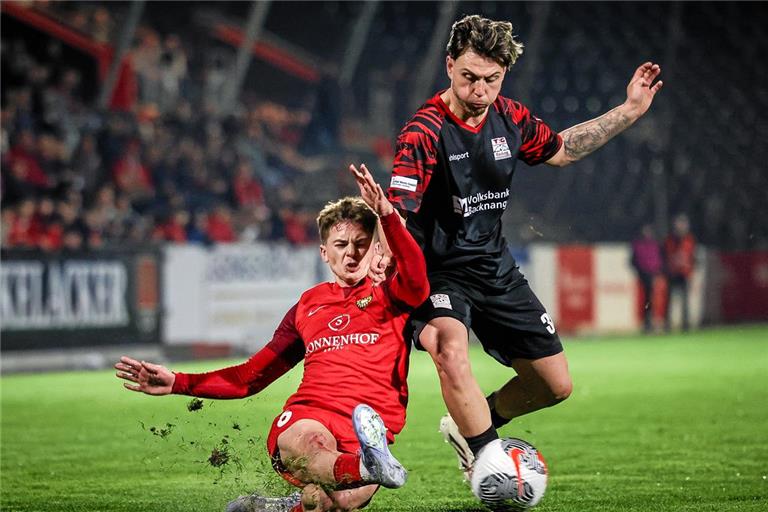 Giuliano Greco (rechts, im Zweikampf mit Aspachs Christian Mistl) ist im Winter von Freiberg nach Backnang gewechselt. Foto: Alexander Becher