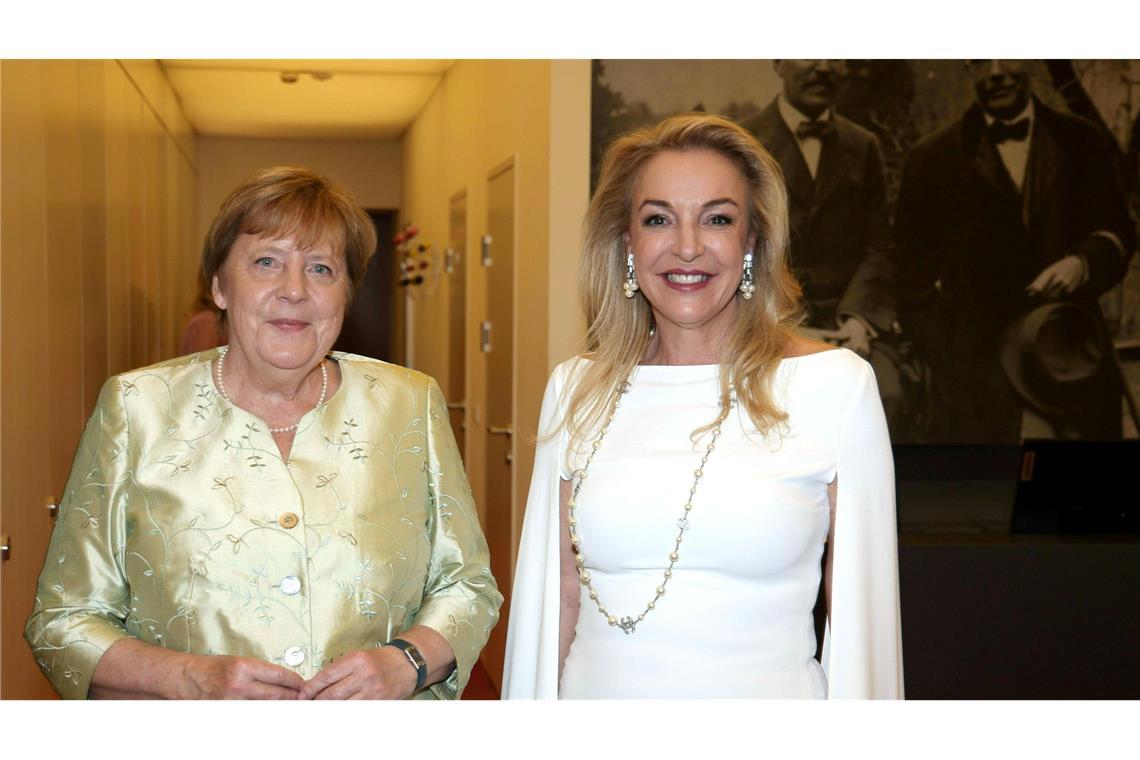 Dresscode oder Schlabberlook fürs Opernhaus? Glänzender Blazer in Salzburg: Ex-Kanzlerin Merkel (l.) und Festspielpräsidentin Kristina Hammer. (Archivbild)
