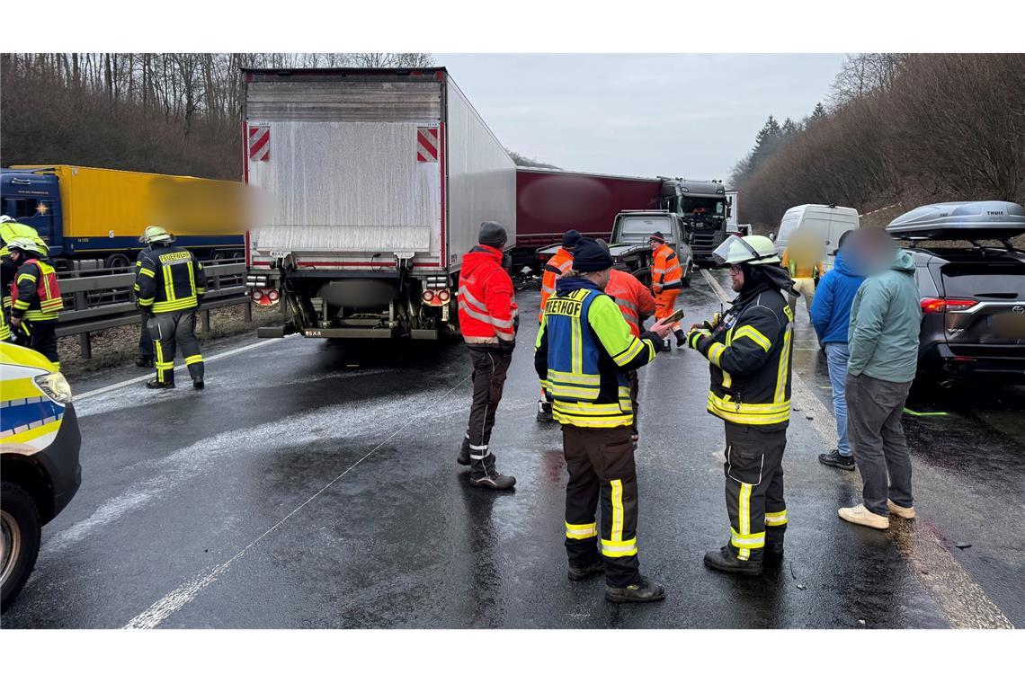 Glätte hat auf der A44 eine Unfallserie ausgelöst.
