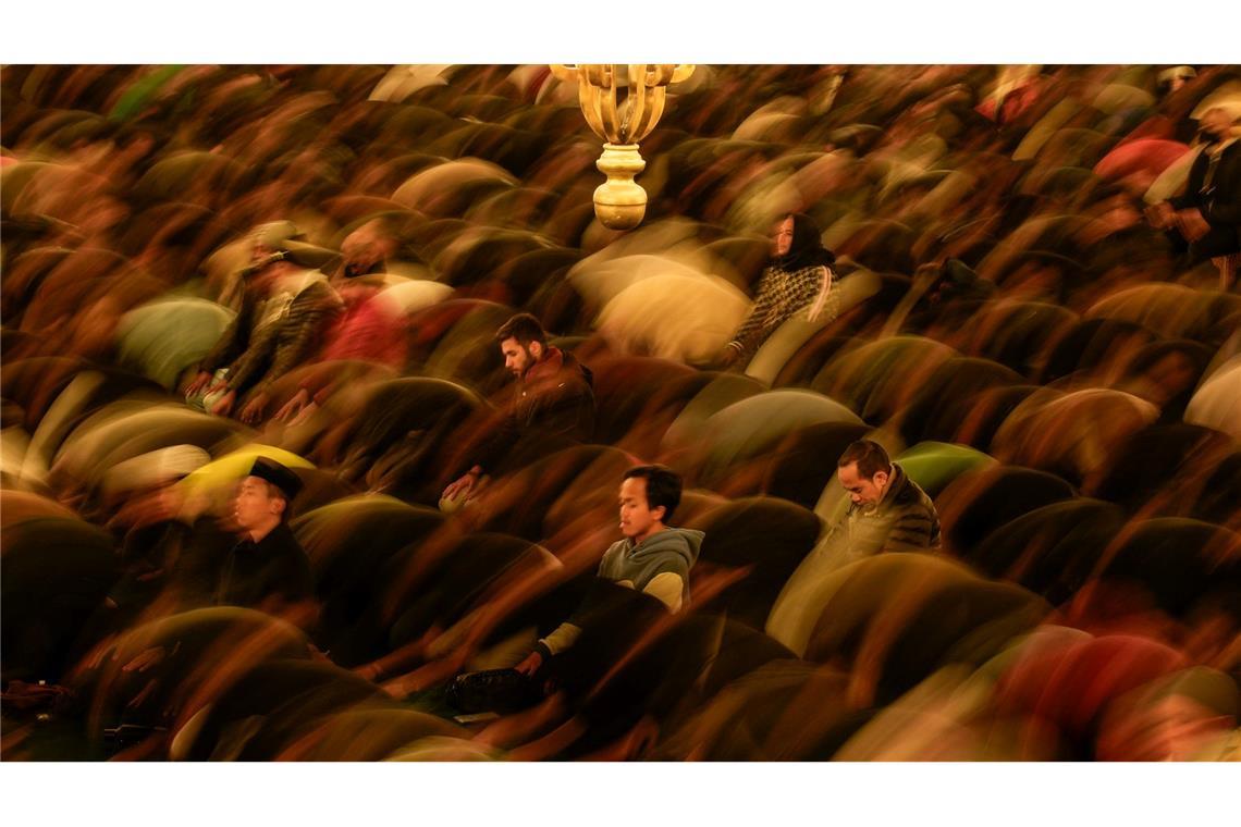 Bilder des Tages Gläubige beten am Vorabend des ersten Tages des muslimischen Fastenmonats Ramadan in der Hagia Sophia in Istanbul.