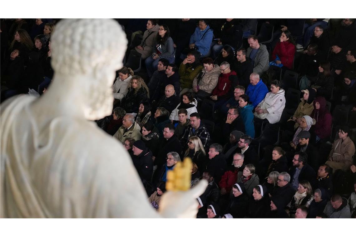 Bilder des Tages Gläubige beten den Rosenkranz für die Gesundheit von Papst Franziskus auf dem Petersplatz im Vatikan.