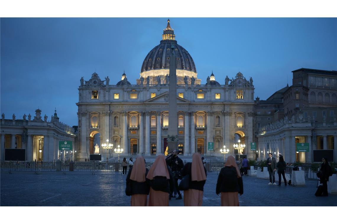 Bilder des Tages Gläubige gehen über den Petersplatz. Zwei Tage nach dem Tod von Papst Franziskus können Gläubige ab Mittwoch in der Basilika des Vatikans persönlich Abschied nehmen.
