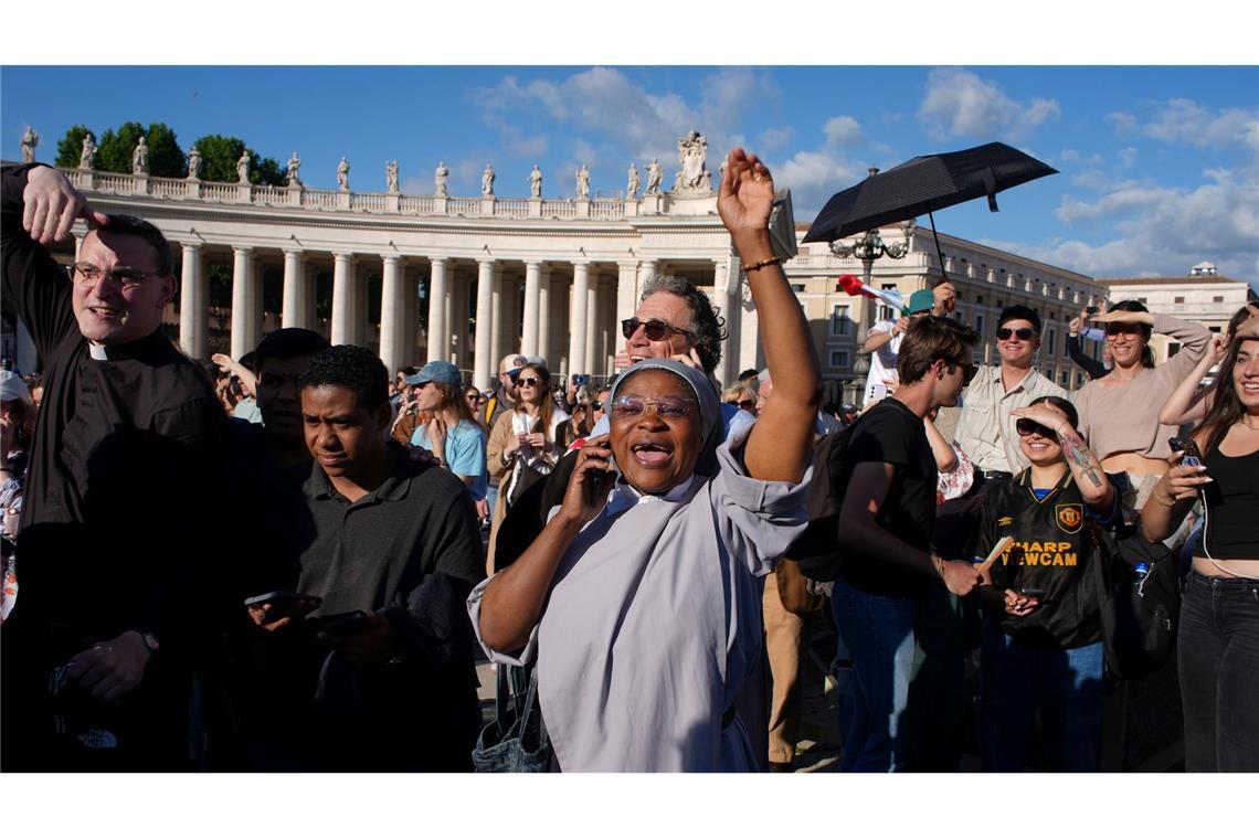 Jubel, Tränen und "Viva il Papa" - Zehntausende feiern Papst Gläubige telefonieren mit ihren Angehörigen, um vom neuen Papst zu berichten.
