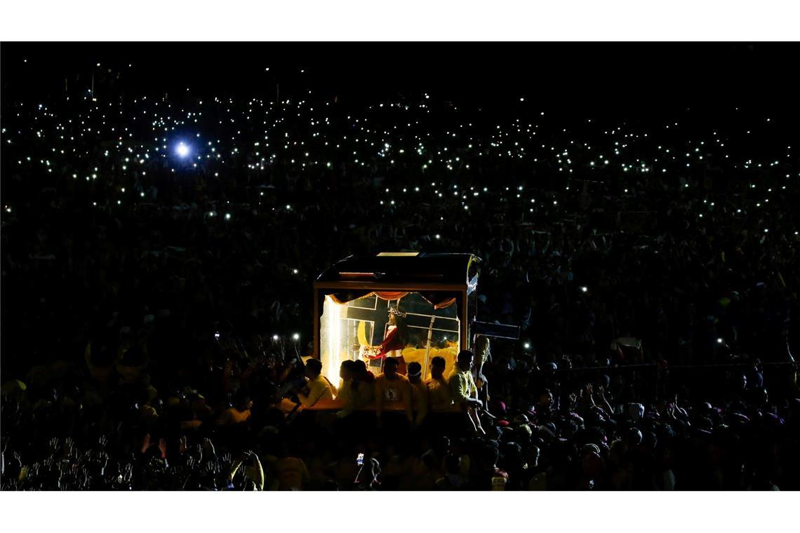 Bilder des Tages Gläubige ziehen einen Wagen mit der Statue des des Schwarzen Nazareners während einer jährlichen Prozession in Manila.