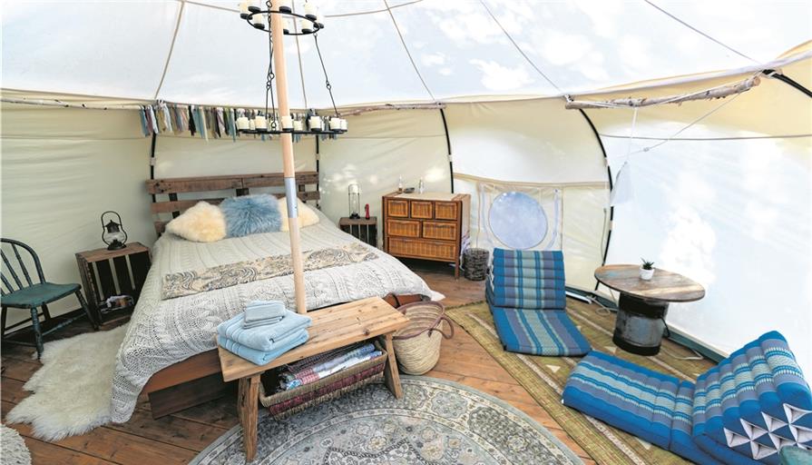 Glamping, eine Form des luxuriöseren Zeltens, liegt seit einigen Jahren im Trend. Nun gibt es auch eine Anfrage eines Anbieters für Murrhardt und Umgebung. Die Stadt hat versucht, einen Standort zu finden, der beim Gemeinderat aber erst mal durchfiel. Foto: Adobe Stock/Colin