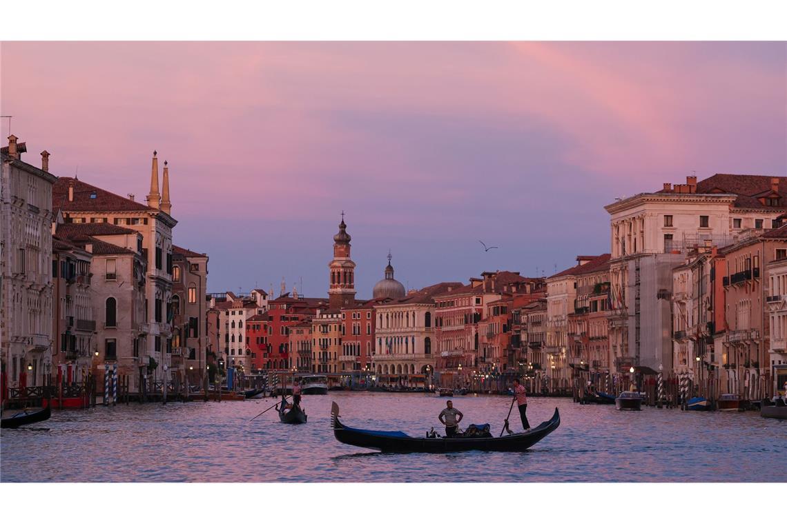 Bilder des Tages Glanz auf dem Canal Grande: Gondeln gleiten in den Sonnenuntergang