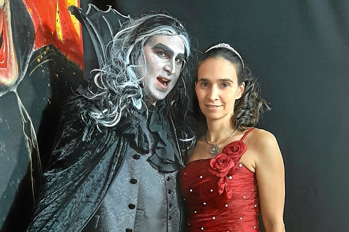 Die Henderwäldler-Studios halten die Fasnet hoch Gleich beißt er zu: Matthias Schlichenmaier als Graf Dracula mit Diana Spreu als weiblichem Gegenpart. Die beiden sind das Moderatorenteam des Abends. Foto: Murreder Henderwäldler