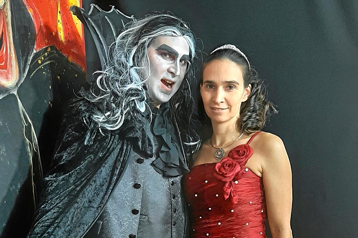 Gleich beißt er zu: Matthias Schlichenmaier als Graf Dracula mit Diana Spreu als weiblichem Gegenpart. Die beiden sind das Moderatorenteam des Abends. Foto: Murreder Henderwäldler