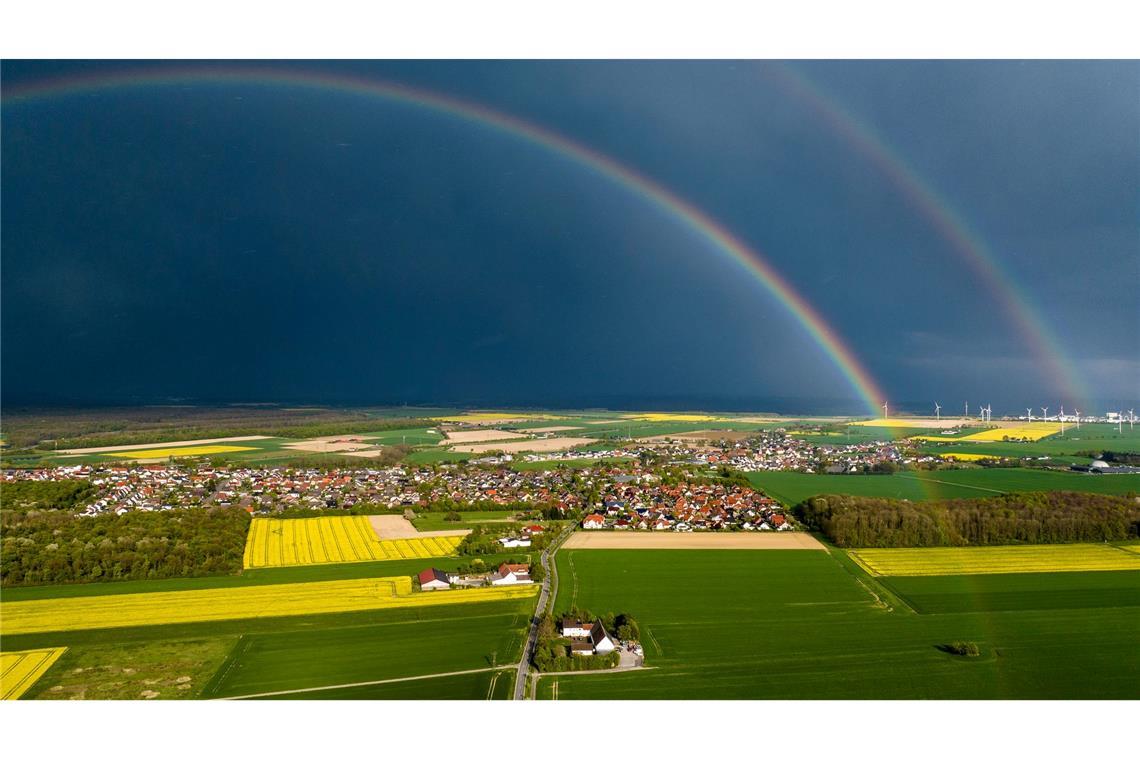 Bilder des Tages Gleich doppelt: Regenbogen über Büren-Steinhausen im Kreis Paderborn