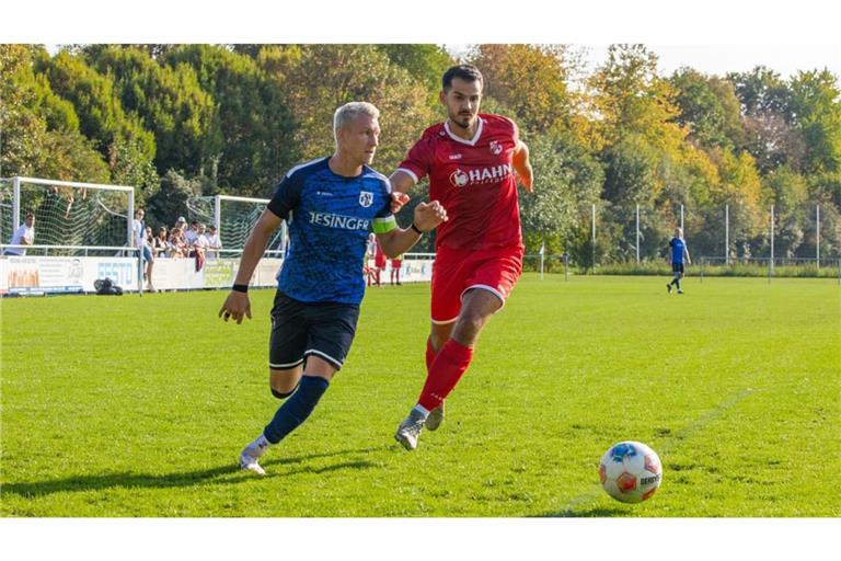 Gleich flankt er. Ob Berkheims Oliver Wamsler einen Abnehmer findet? Aichwalds Ilir Mehmeti kommt ein bisschen zu spät.