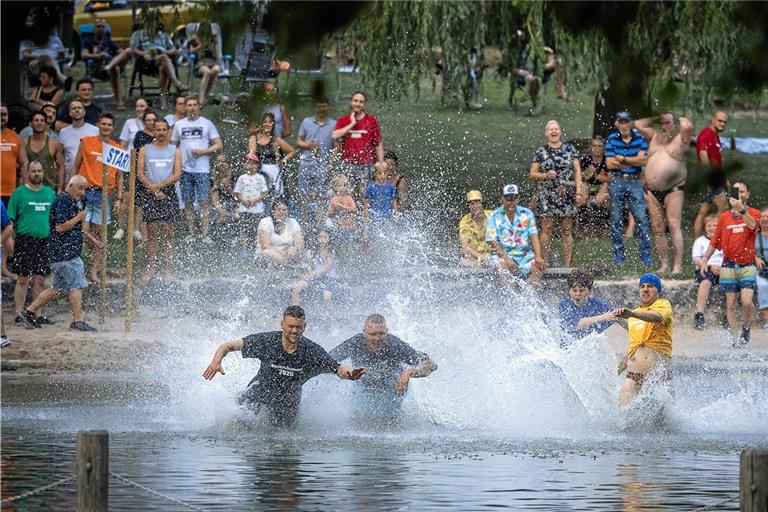 Gleich nach dem Start werfen sich die Teilnehmerinnen und Teilnehmer in die Fluten des Waldsees. Fotos: Alexander Becher
