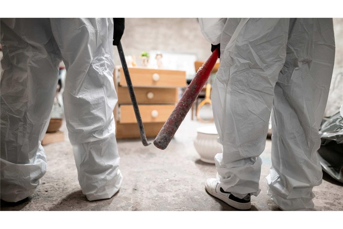 Freiraum für den Frust: Warum man in Wuträumen prügeln will Gleich werden Scherben und Splitter fliegen: Zwei Kunden haben den Wutraum betreten.