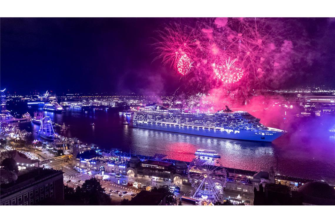 Glitzernde Parade: Kreuzfahrtriese "MSC Preziosa" bei den Cruise Days auf der Elbe