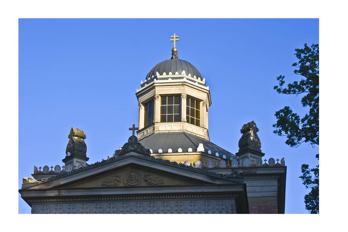 Einst Tabakscheune, bald Wohnpalast auf dem Lande Glockenturm der Rumänisch-Orthodoxen Kirche in Baden-Baden, das Kuppeldach schmückt ein orthodoxes Kreuz. 463 770 Euro Zuschuss ist für die Konservierung und Restaurierung des Gotteshauses eingestellt. Die Stourdza-Kapelle (erbaut 1863-1866) ist ein vollendetes Meisterwerk des Münchner Baumeisters Leo von Klenzes. Diese Grabkapelle wurde zu Ehren der Familie des moldawischen Fürsten Stourdza erbaut. „Der atemberaubende Blick von hier auf die Stadt lässt besonders im Frühjahr einmal mehr den mediterranen Charakter Baden-Badens erkennen“, so bewirbt die Stadt Baden-Baden die Sehenswürdigkeit.