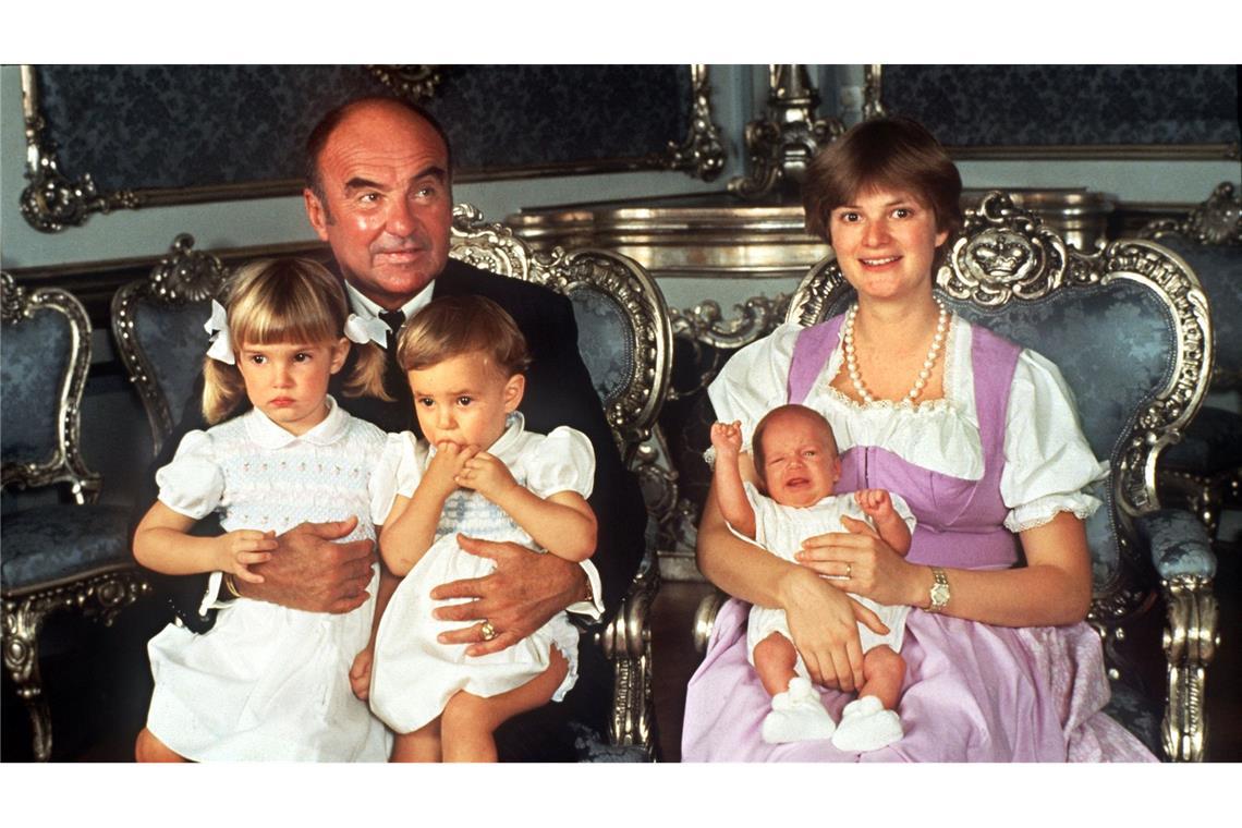 Streitbar wie eh und je: Gloria von Thurn und Taxis wird 65 Gloria Fürstin von Thurn und Taxis als junge Mutter mit ihrem Mann, Johannes Fürst von Thurn und Taxis, und den drei Kindern (l-r) Maria Theresia, Elisabeth und Albert im Juni 1983. (Archivbild)