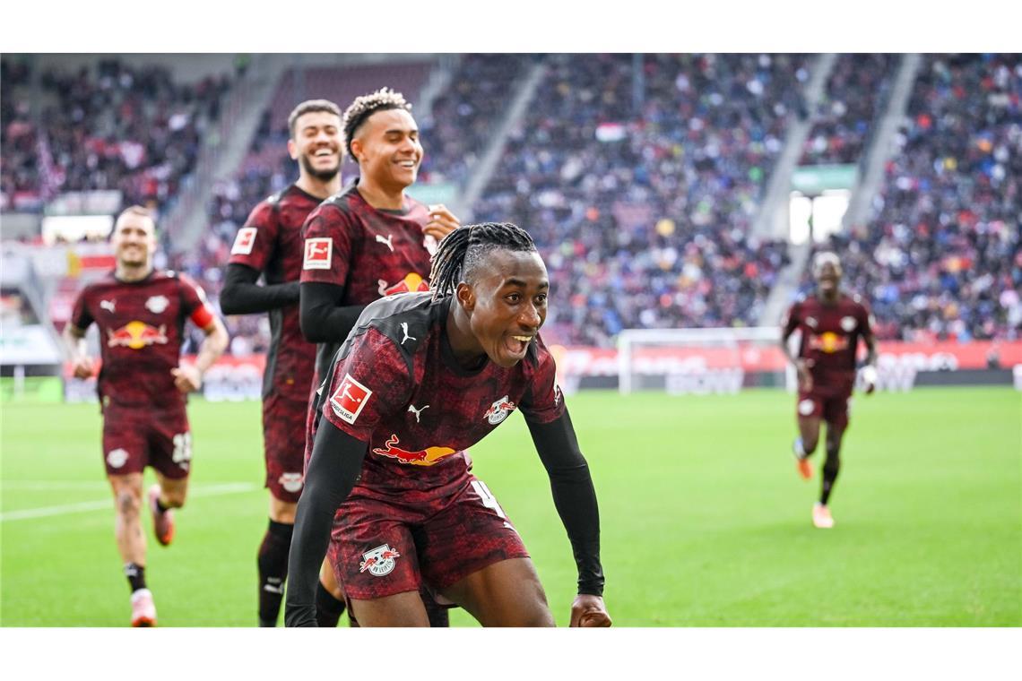 Glückliche Leipziger, vorne 1:0-Schütze Yan Diomande, jubeln in Augsburg.