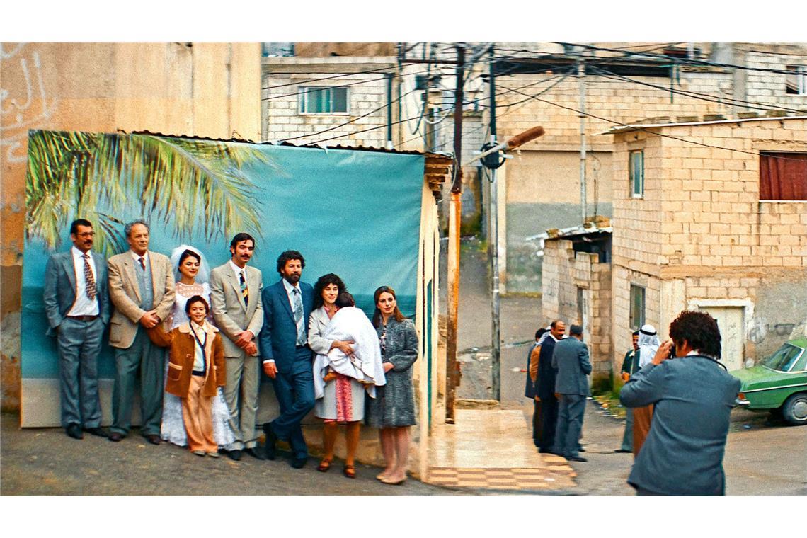 Glücks-Moment vor künstlicher Palmen-Kulisse: Szene aus „Im Schatten des Orangenbaums“