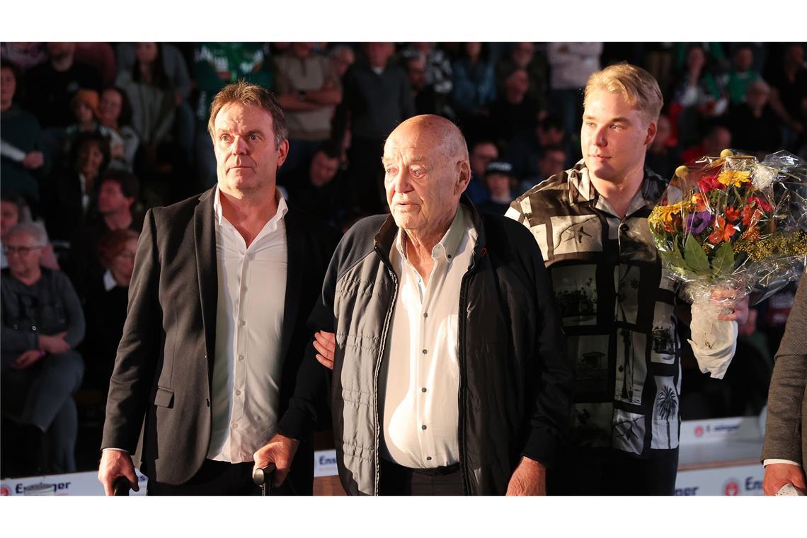 Enttäuschung trotz Punktgewinn im Handballkrimi Göppingens Handball-Idol, der 90-jährige Horst Singer (Mi. mit Enkelsohn Justin und Geschäftsführer Gerd Hofele/li.), wird in die Hall of fame aufgenommen.