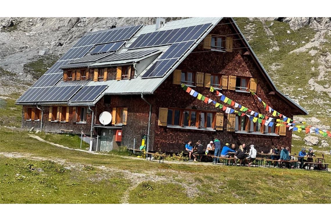 Göppinger Hütte der Alpenvereins-Sektion Hohenstaufen auf dem Gamsboden hoch über Lech am Arlberg.