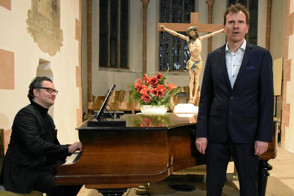 Liebesschmerz in musikalischer Vollendung Götz Payer am Flügel und Bariton Thomas Scharr sind wunderbar aufeinander eingestimmt und beeindrucken mit ihrer emotional und musikalisch facettenreichen Interpretation von Schuberts „Winterreise“. Foto: Elisabeth Klaper