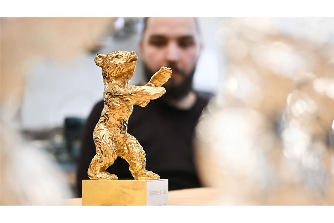 Bilder des Tages Goldene Trophäe: Der Goldene Berlinale Bär für den besten Film wird während eines Pressetermins zu der Produktion der begehrten Bären gezeigt.
