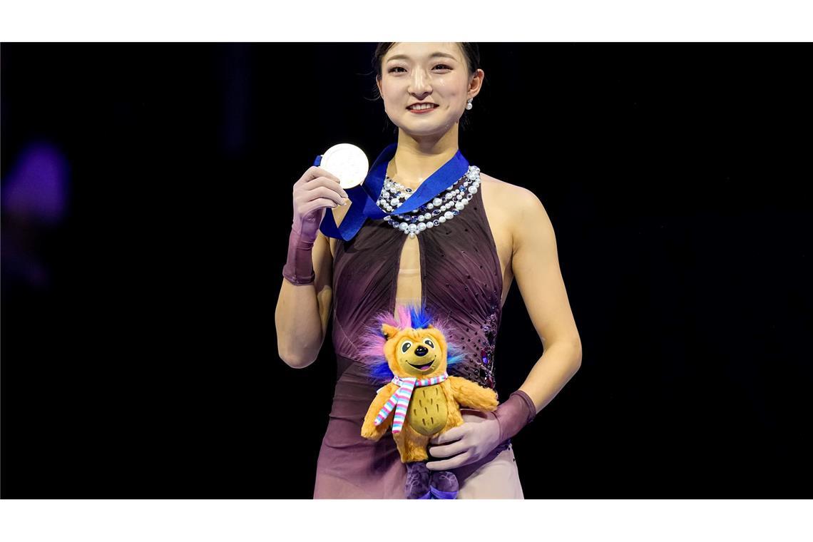 Goldmedaillengewinnerin Kaori Sakamoto aus Japan zeigt ihre Medaille.