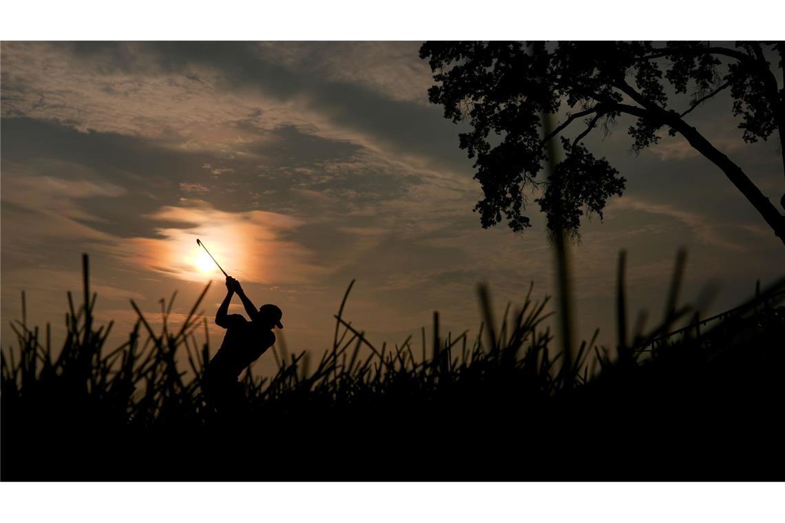 Bilder des Tages Golf kann so romantisch sein: Adam Schenk schlägt am 10. Loch im Gegenlicht der Sonne während der zweiten Runde des US Open Golfturniers in Oakmont im US-Staat Pennsylvania ab.